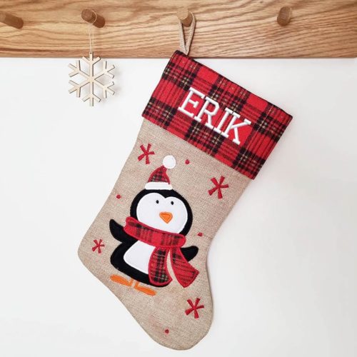 Punainen ruudullinen joulusukka pingviinillä ja nimellä