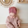 Vauvan turban, keskivaaleanpunainen ylhäältä katsottuna