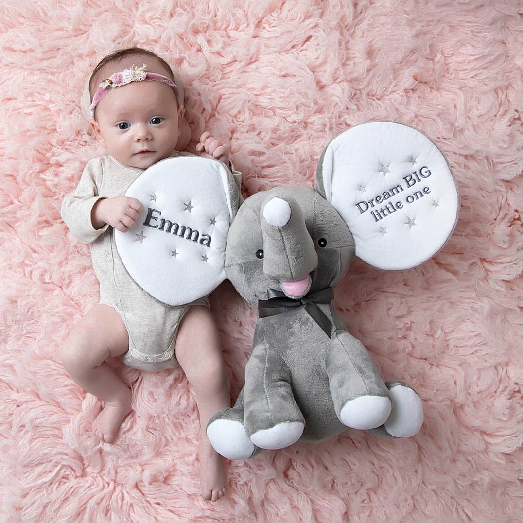Harmaa pehmoelefantti nimellä Babar