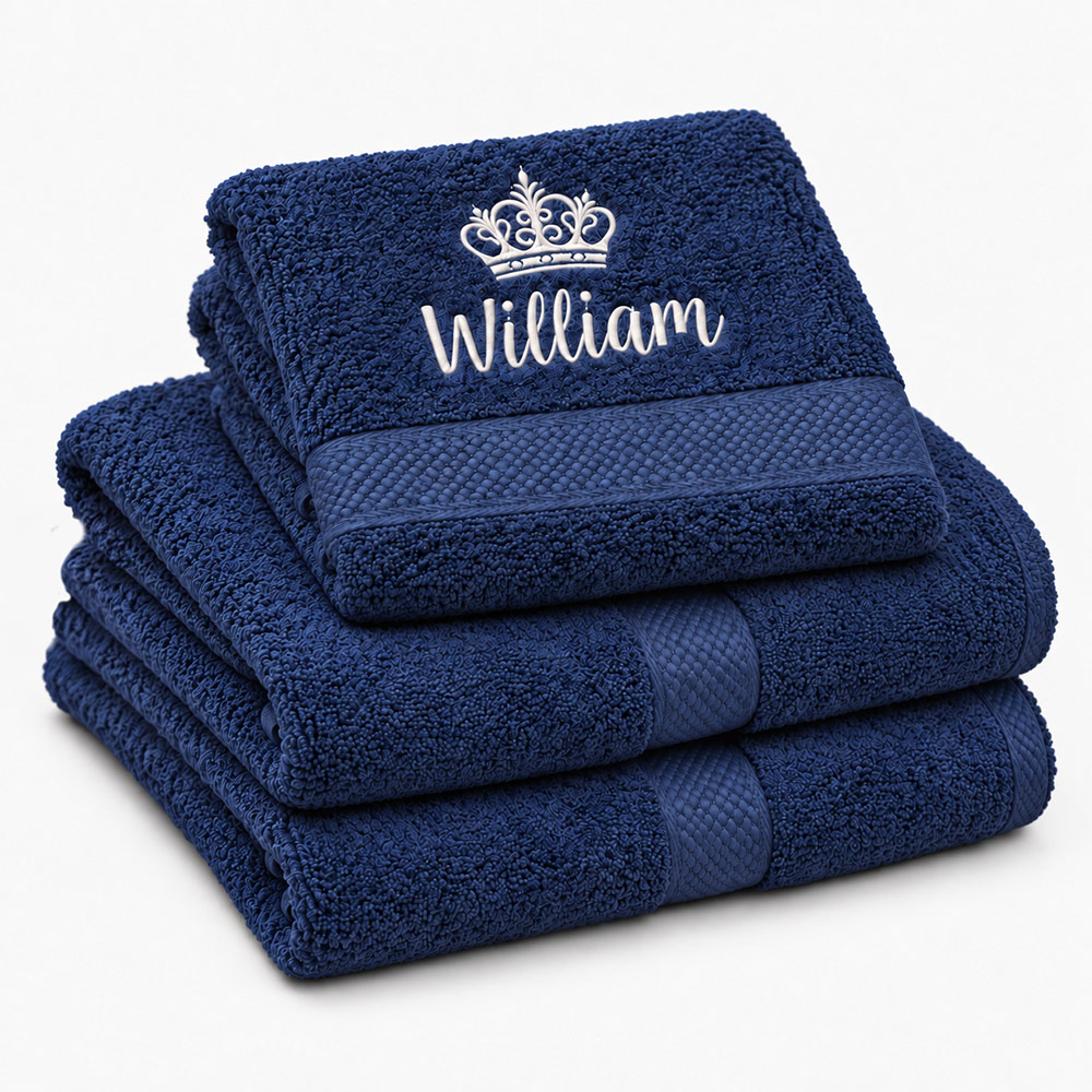 Navy personalized towel with name - Fairtrade Laivastonsininen nimikoitu pyyhe